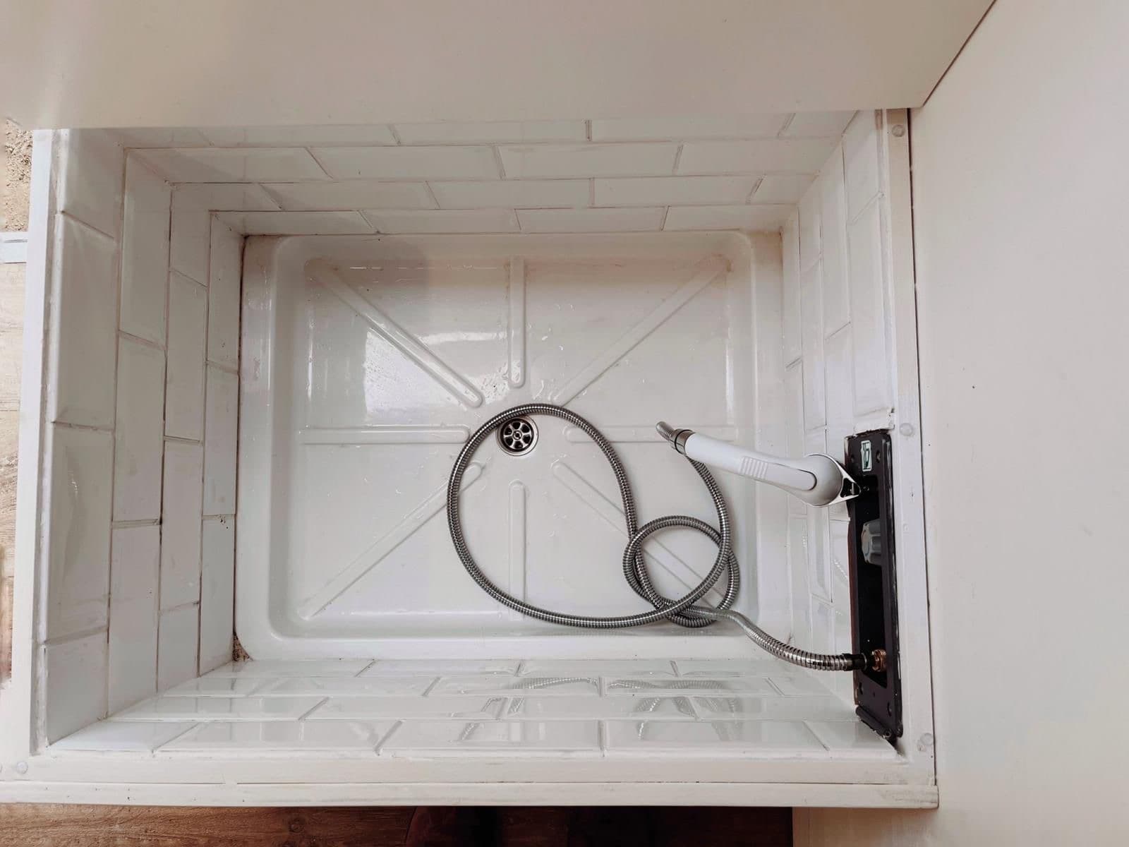 Versteckte Dusche im Sitzkasten